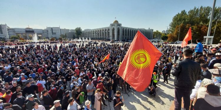 У Киргизстані під час протестів постраждали більше тисячі людей