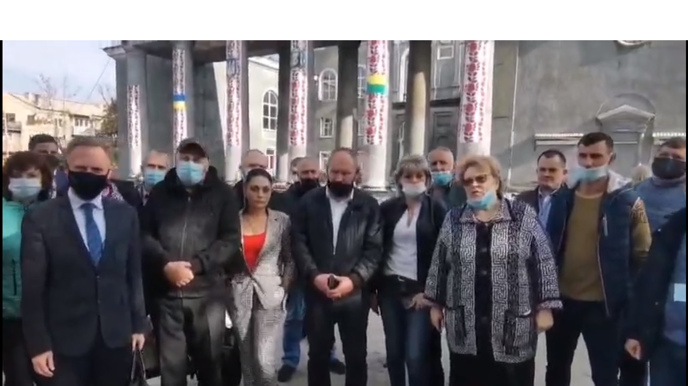 У Донецькій області місцеві вийшли мітингувати через плутанину з бюлетенями