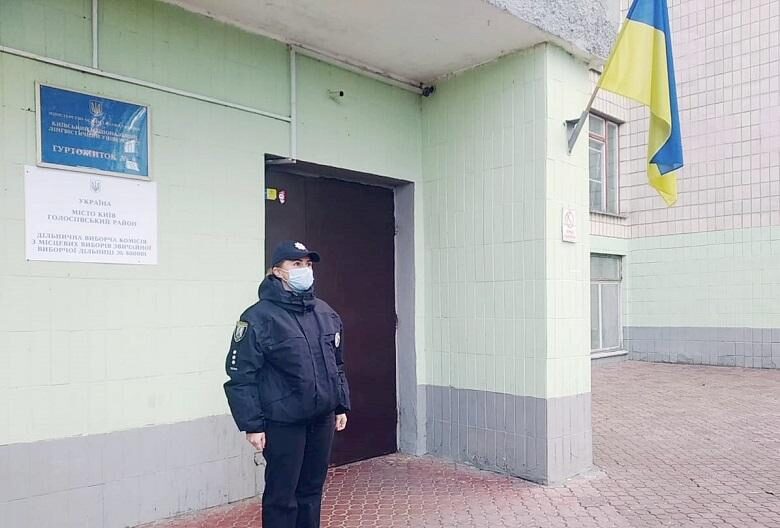 В Днепре мужчина в маске украл мешок с бюллетенями возле ТИК