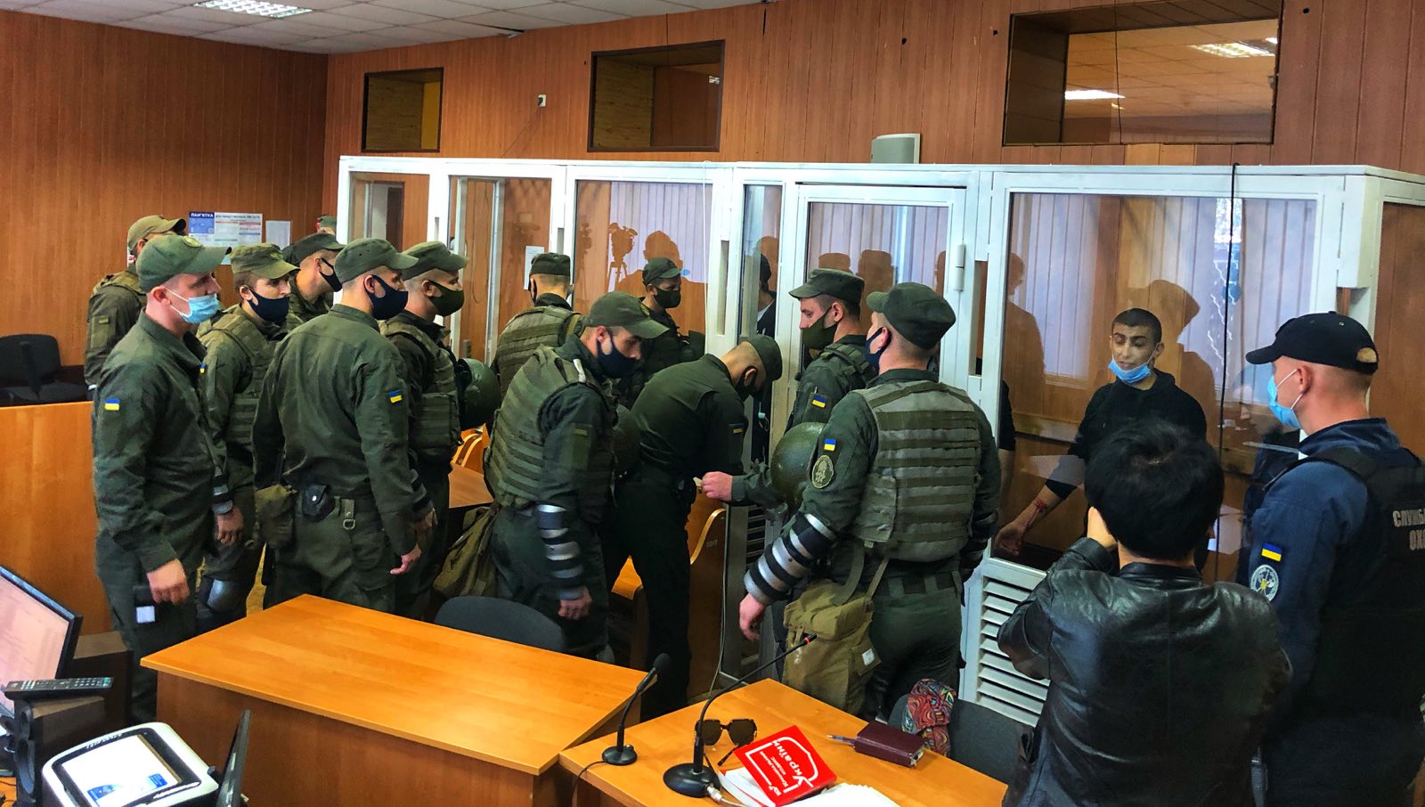 В одеському суді семеро обвинувачених порізали себе лезами