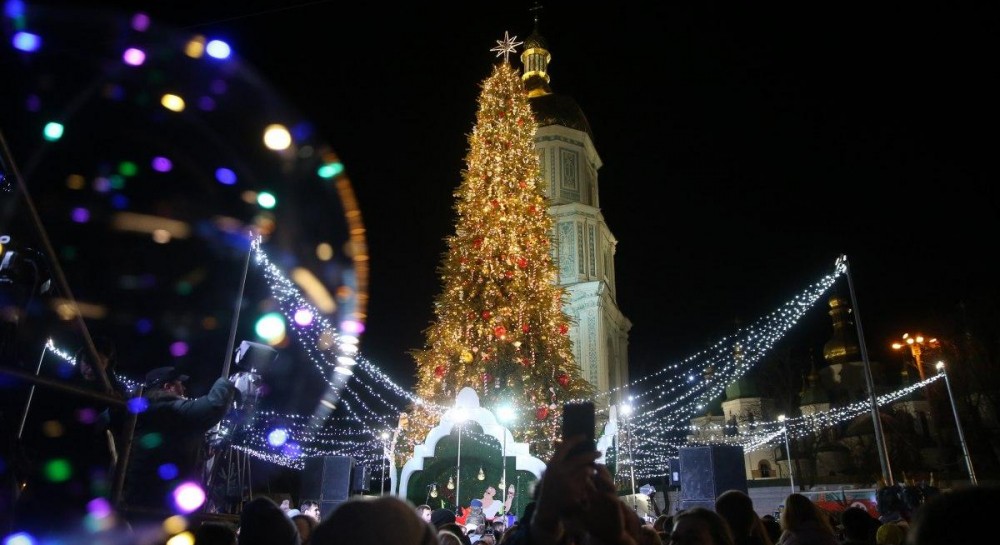 У Києві розпочали встановлювати головну ялинку країни