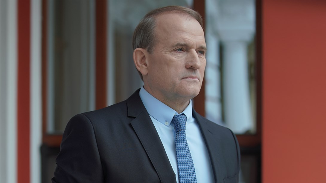 Медведчуку видали в офісі генпрокурора копію підозри в державній зраді (відео)