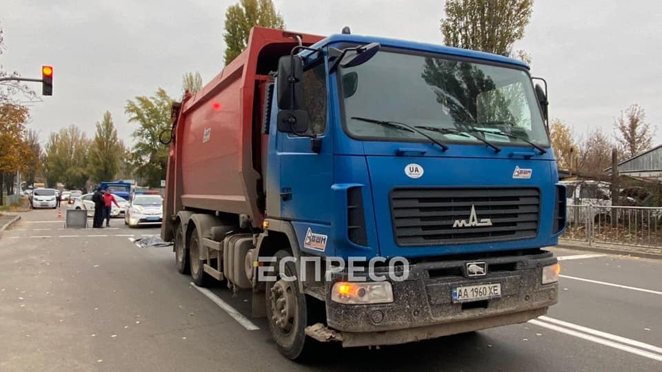 Сміттєвоз у Києві насмерть збив людину - фото