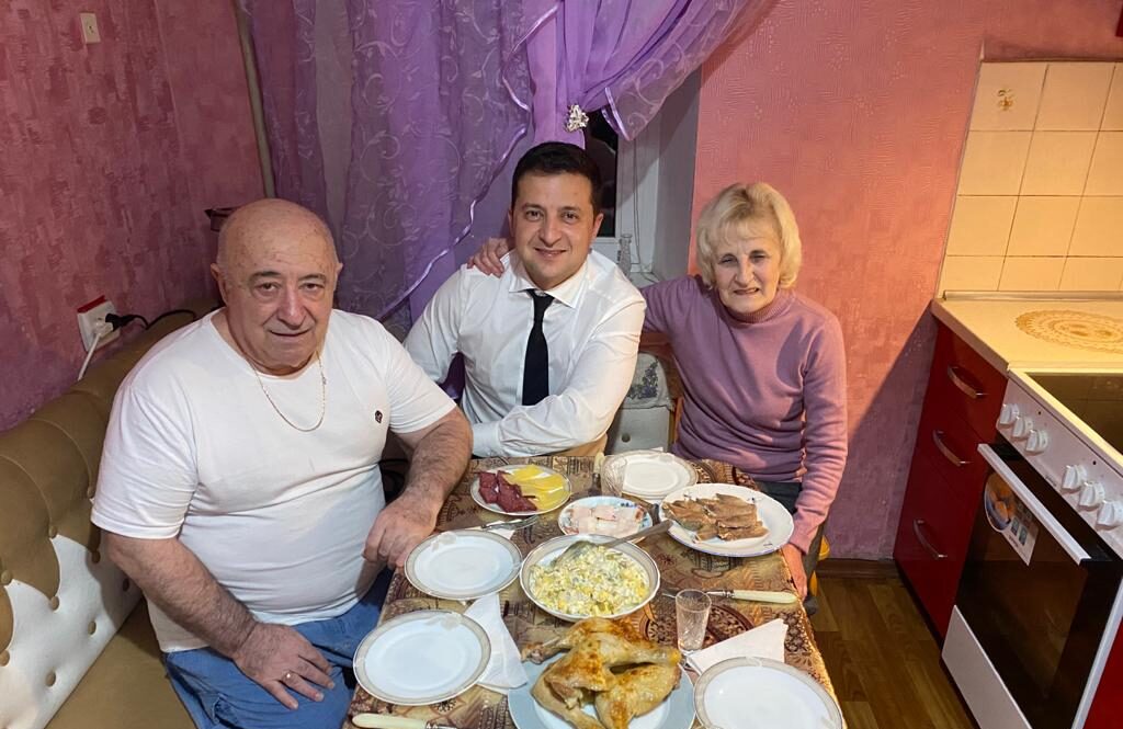 Коронавирус коронавирусом, а к родителям надо: Зеленский посетил родных