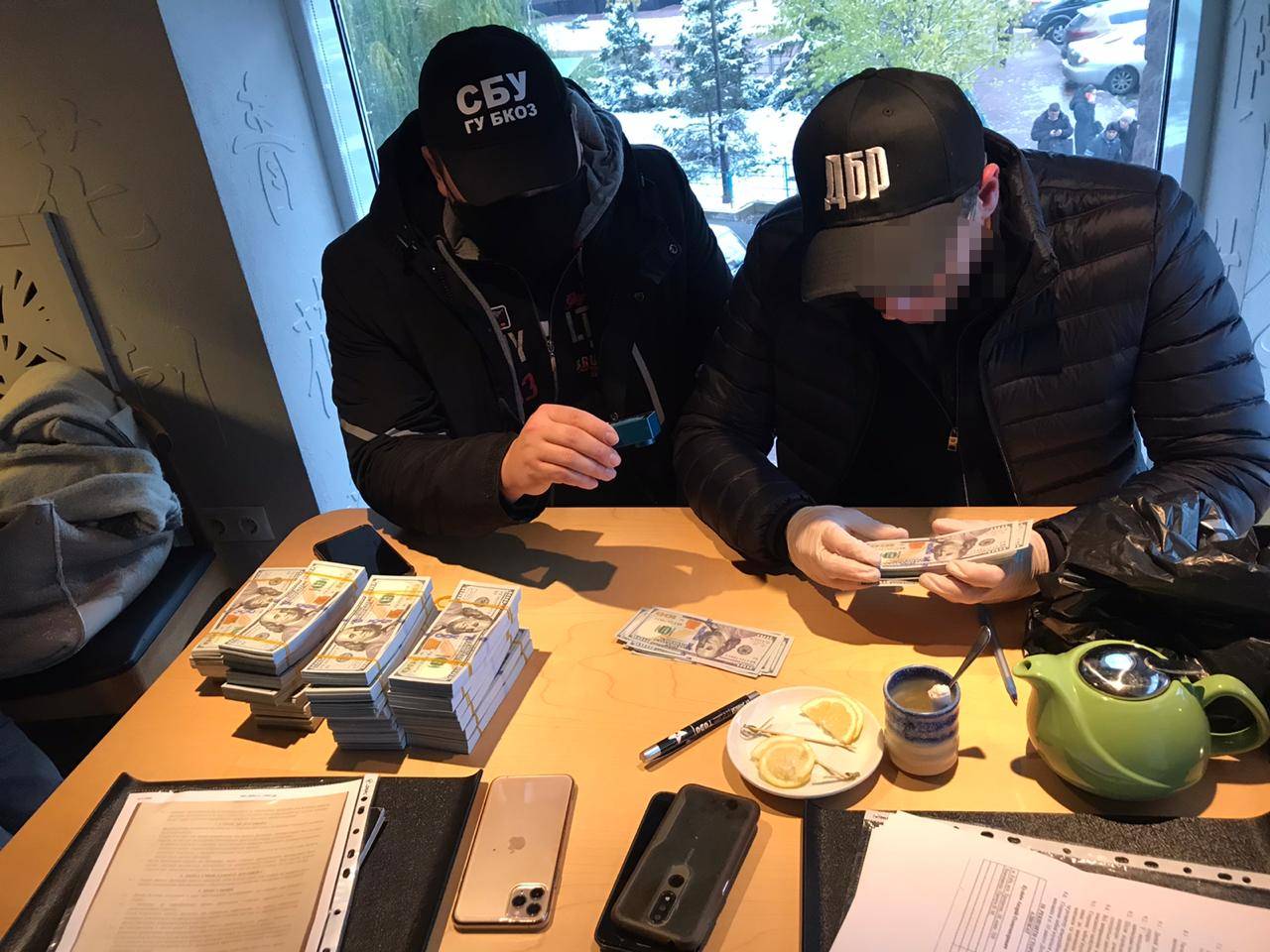 У Києві двоє аферистів за півмільйона доларів обіцяли "вирішити проблеми" з Офісом генпрокурора