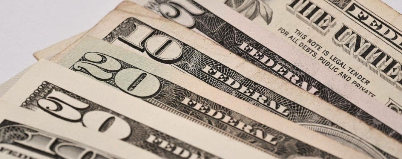 Після трьох днів зміцнення гривня продовжила курс на зниження