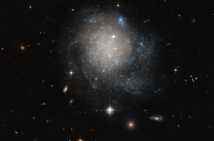 NASA показало галактику, схожу на булочку із корицею