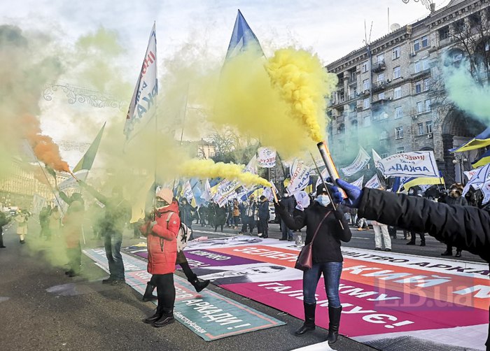 Перекрытие улицы Крещатик в Киеве из-за митингующих и вкладчиков банка "Аркада"