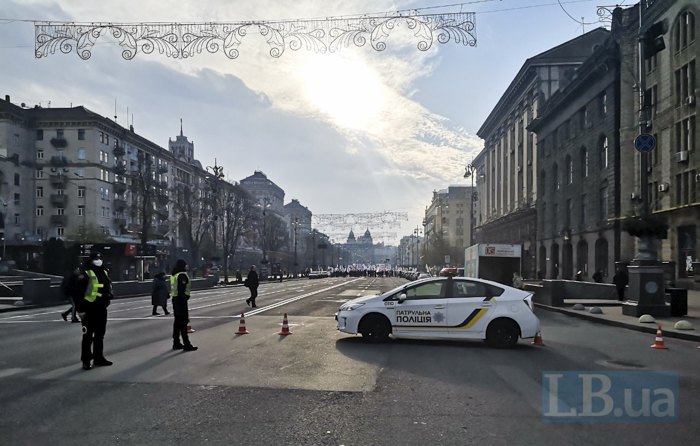 Перекрытие улицы Крещатик в Киеве из-за митингующих и вкладчиков банка "Аркада"