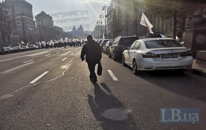 Перекрытие улицы Крещатик в Киеве из-за митингующих и вкладчиков банка "Аркада"