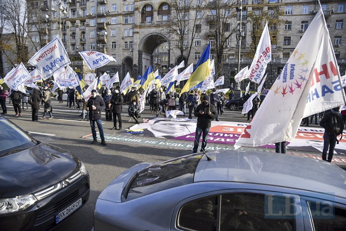 Перекрытие улицы Крещатик в Киеве из-за митингующих и вкладчиков банка "Аркада"