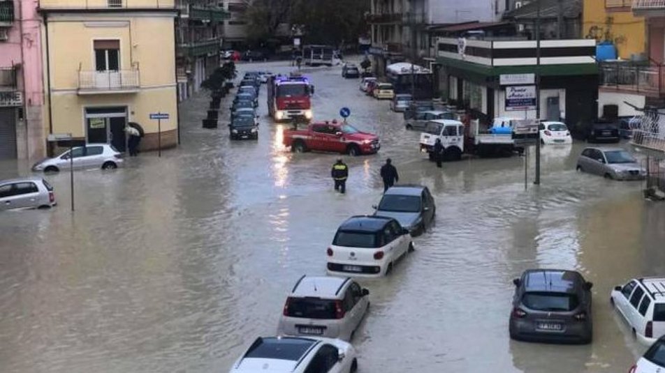 Через повені в Італії затопило дороги - фото