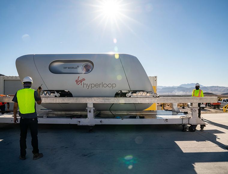 Американцы впервые в мире запустили капсулу Hyperloop с пассажирами