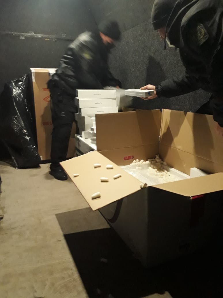 Півтисячі ґаджетів продукції Apple знайшли в автомобілі українця - відео