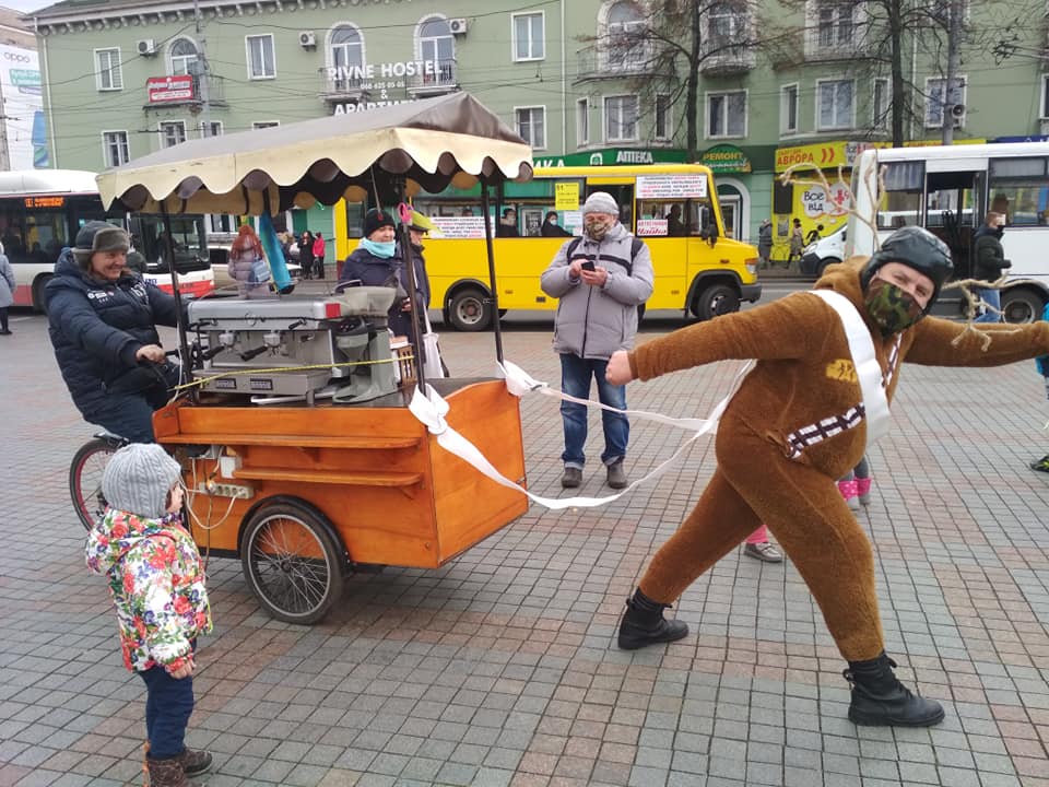 В Ровно активист в костюме оленя веселил горожан из-за предвыборных обещаний