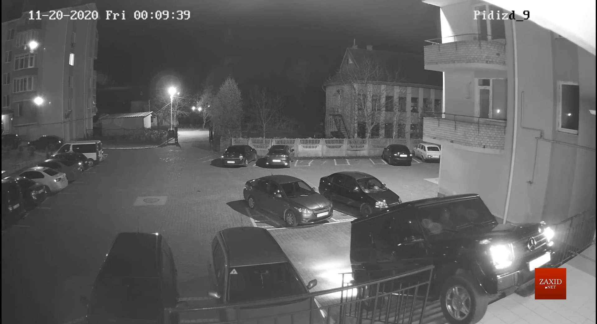 У Львівській області двоє депутатів від "ЄС" виїхали позашляховиком по сходах багатоповерхівки