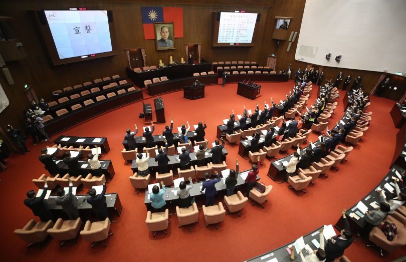 В Тайване депутаты забросали премьера свиными потрохами - видео