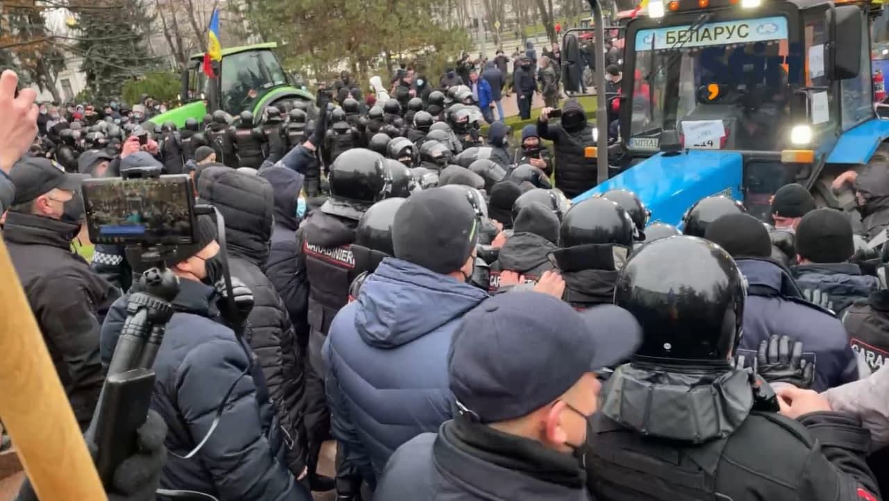 Фермери на тракторах штурмували парламент у Молдові
