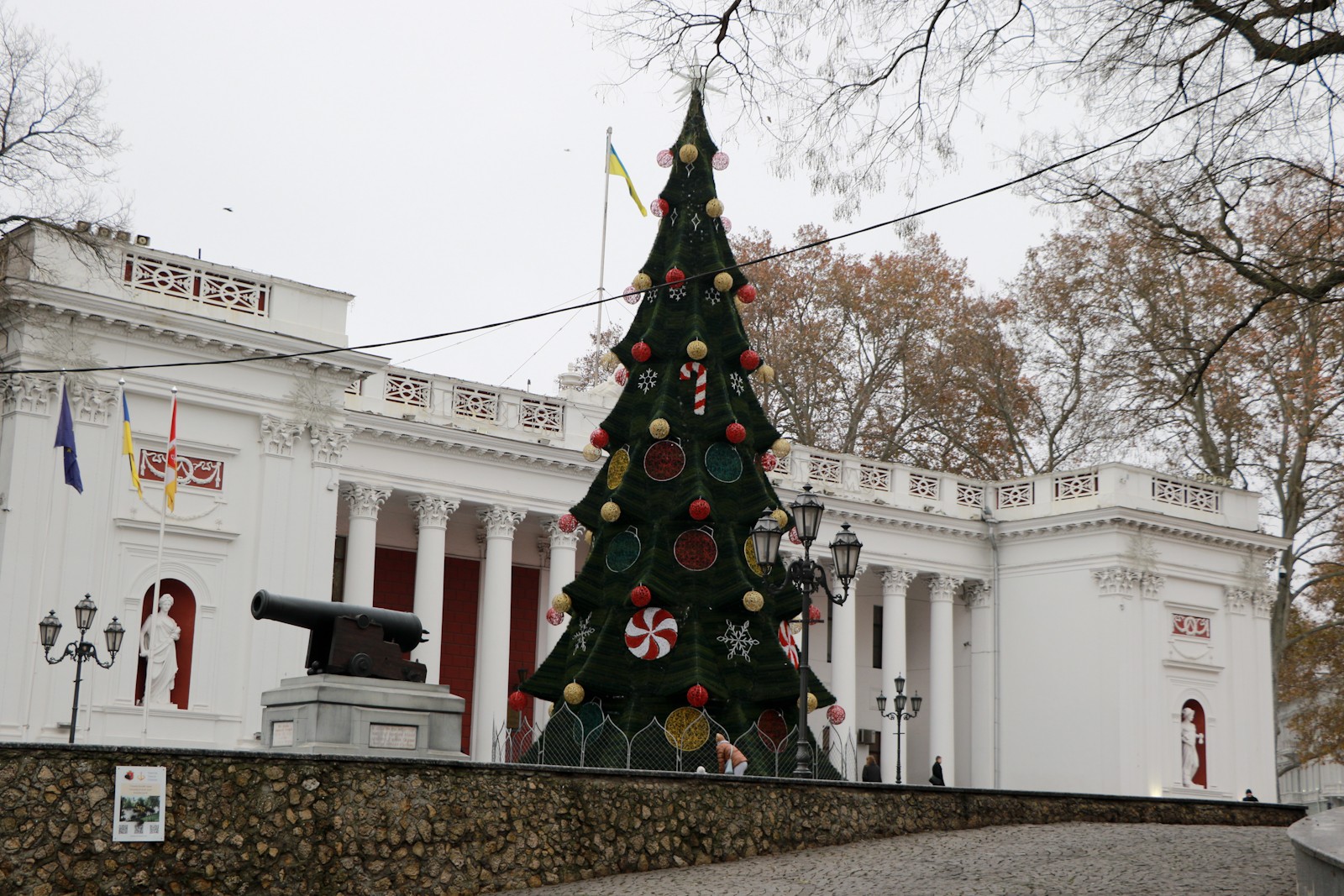 Новогодняя елка на Думской площади в Одессе
