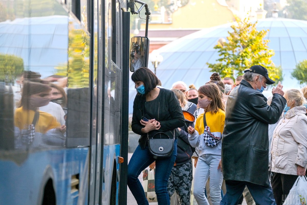 Повітряна тривога: у Дніпрі та Вінницькій області зупинятимуть транспорт