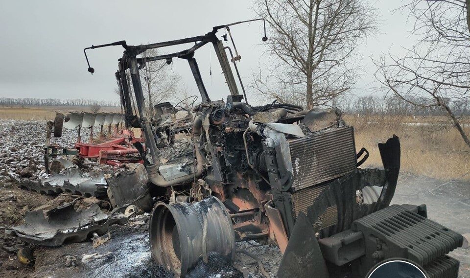 В Донецкой области взорвался трактор John Deere во время работ на поле