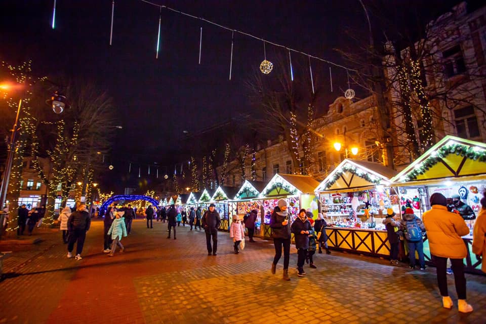 Новогодний декор в Хмельницком (фото: khm.gov.ua)