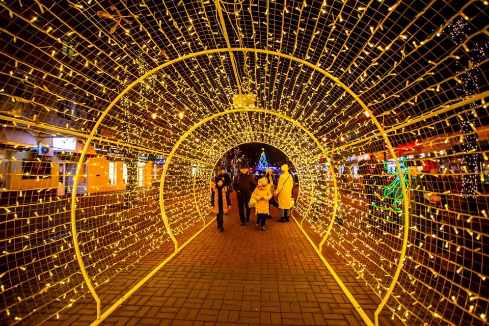 Новогодний декор в Хмельницком (фото: khm.gov.ua)