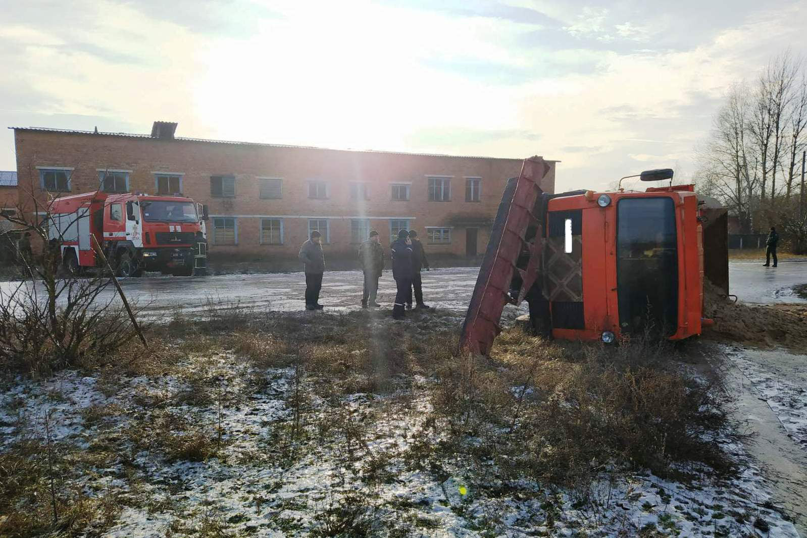 У Чернігівській області перекинувся спецавтомобіль, який посипав дороги