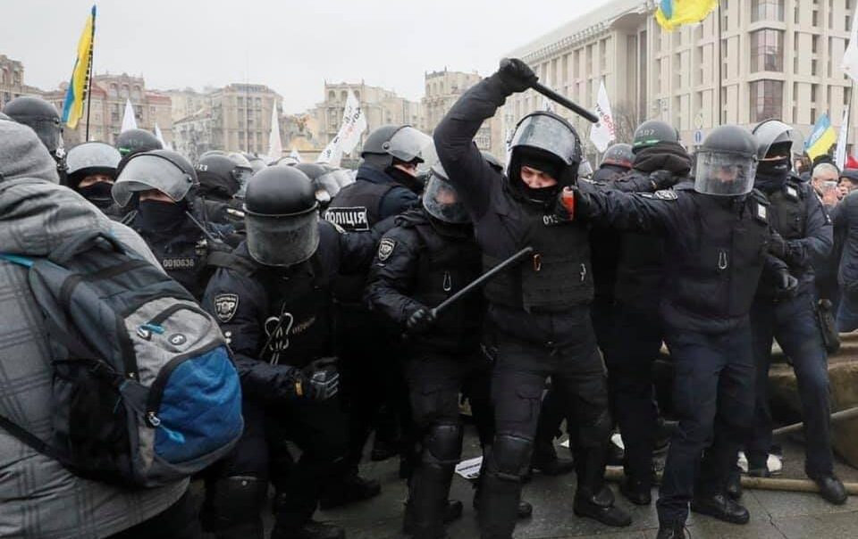 Столкновения ФЛП на Майдане обостряются: полиция демонтирует палатки