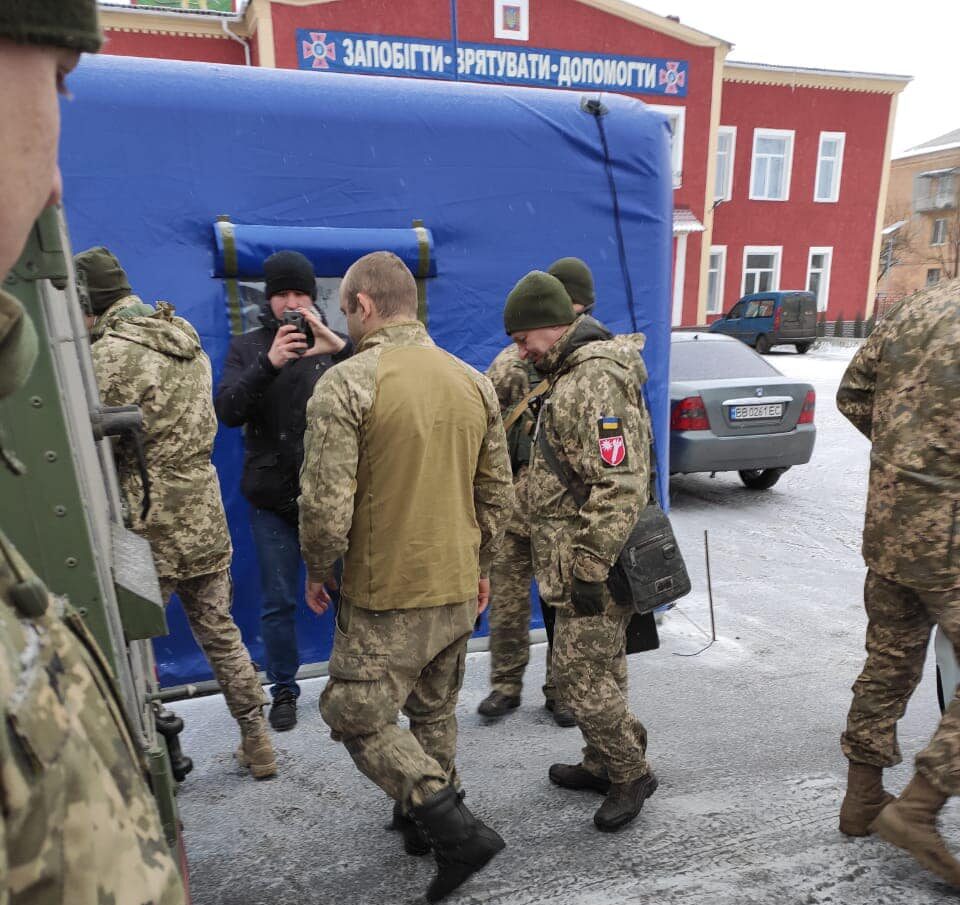 Украине передали военного, задержанного боевиками