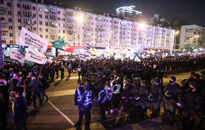 Протест ФОПов: пришли под дворец "Украина", где должен состояться концерт "Квартала 95"