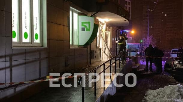 У Києві вночі підірвали відділення "Приватбанку" - фото