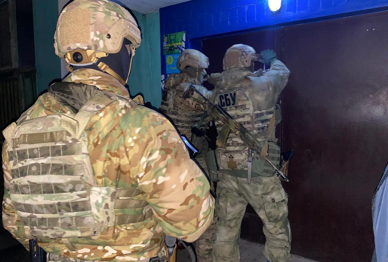 Торговали наркотиками и запугивали местных: СБУ поймала днепропетровских преступников