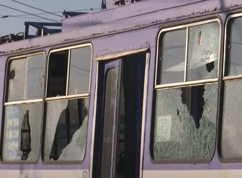 Півмільйона штрафу і чотири роки тюрми: у Дніпрі підлітки побили вікна в тролейбусах - відео