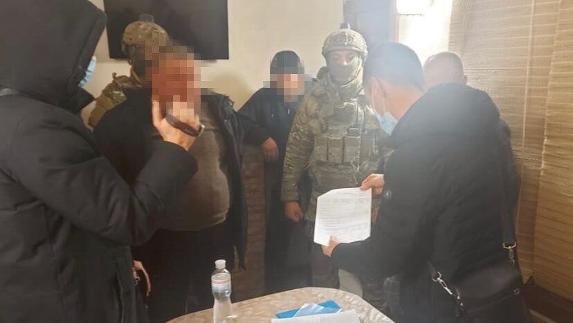 Систематически "выбивали" деньги: СБУ задержала мужчин, которые терроризировали украинцев