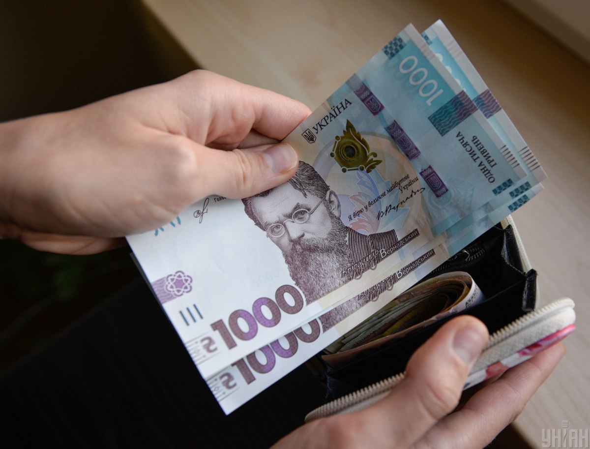 Українці використовують менше готівки