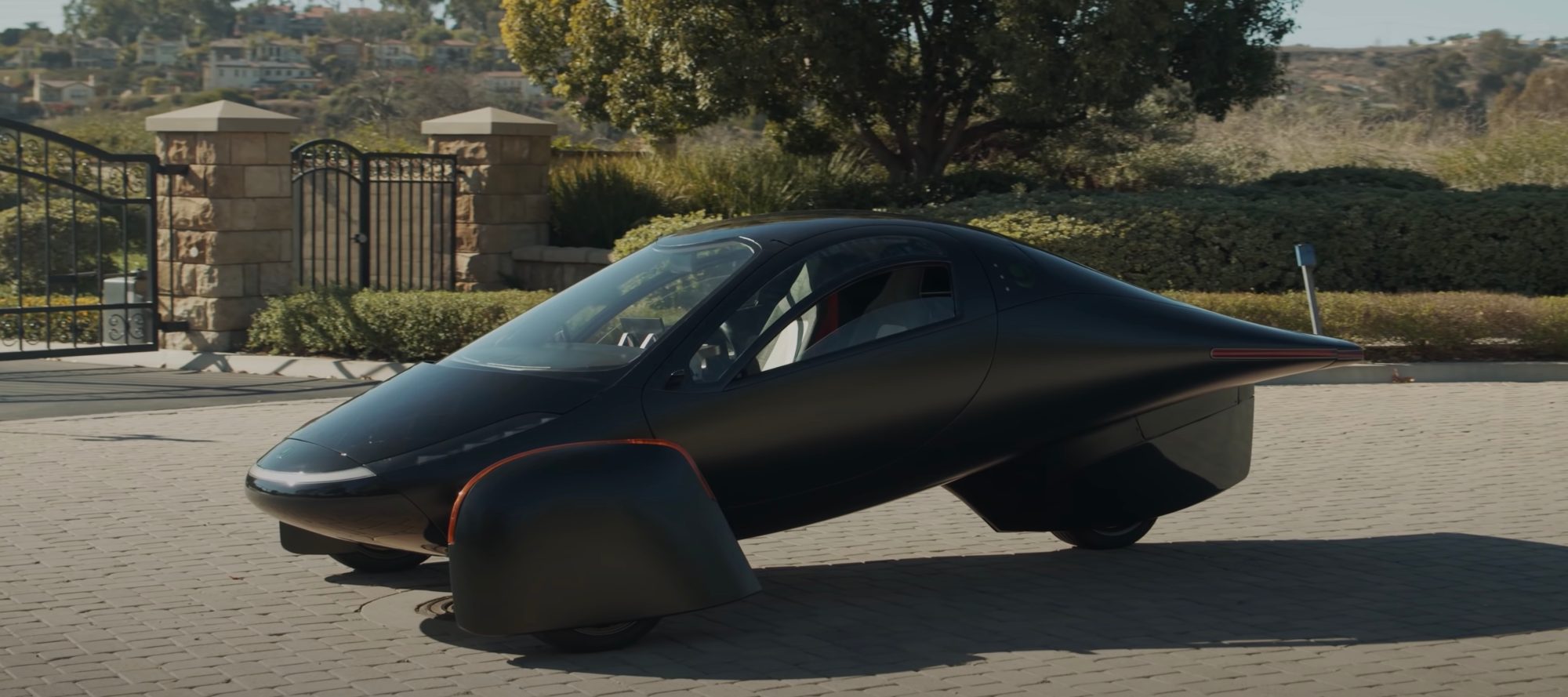 В США изготовили трехколесный электрический автомобиль с солнечной батареей