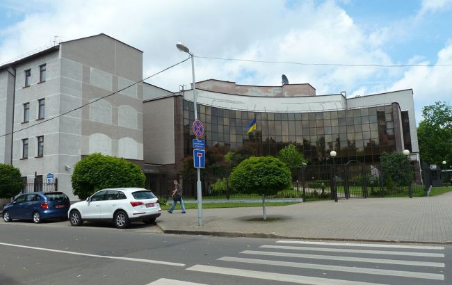 Посольство Украины в Беларуси остановило прием украинцев