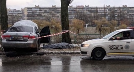 Смертельна ДТП у Києві: автівка влетіла у дерево - відео