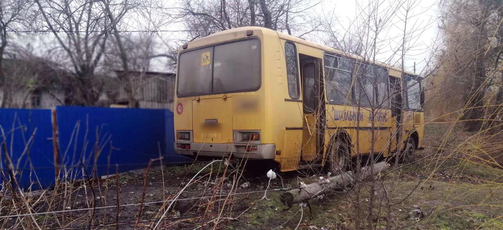 Водій втратив свідомість, а шкільний автобус "влетів" у дерев’яну опору