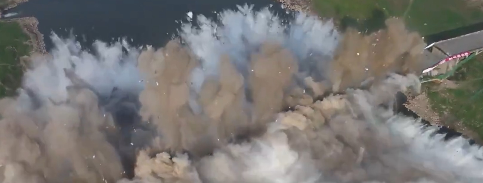 В Китае за десять секунд разрушили мост - видео