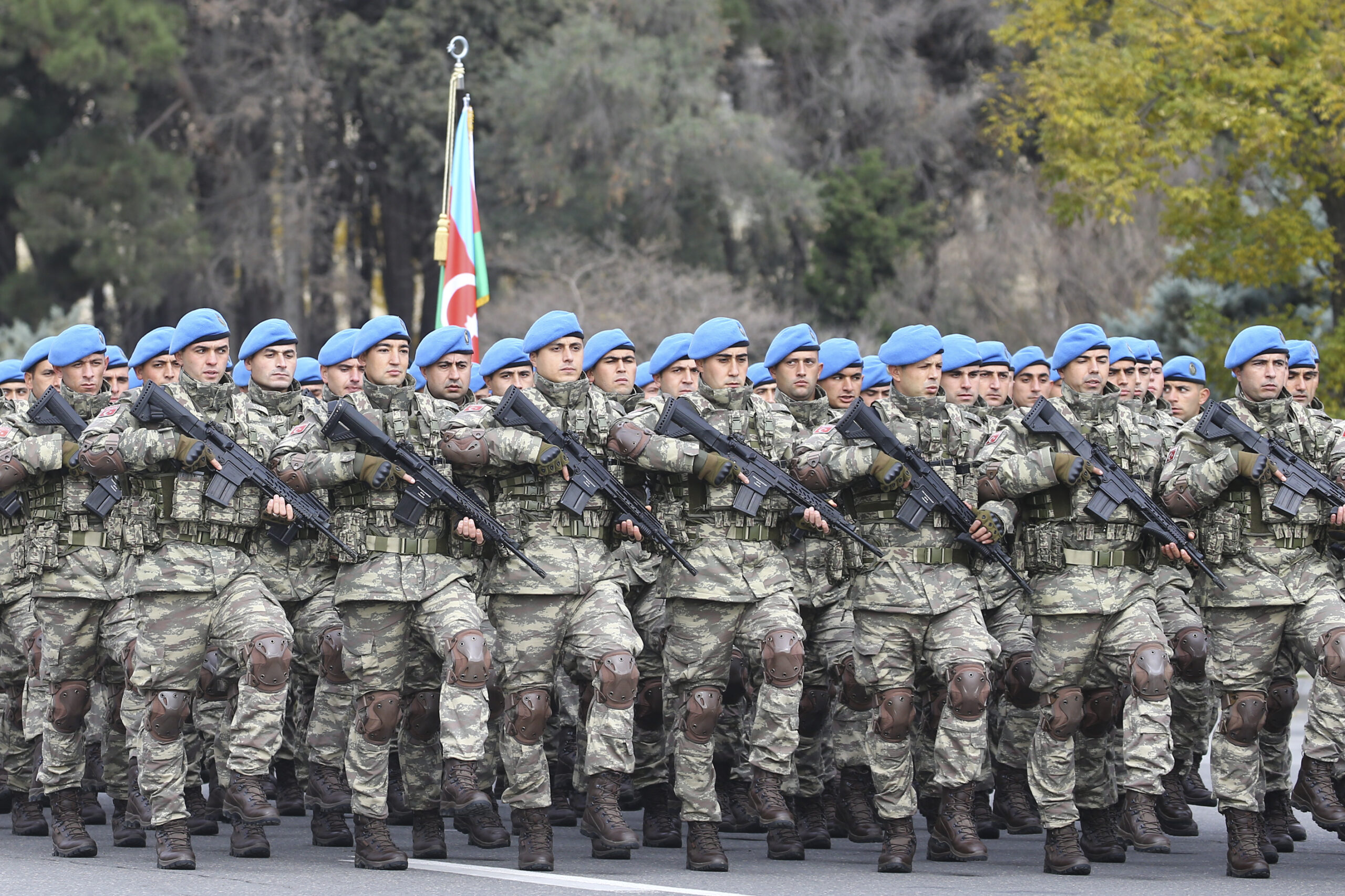 В Баку прошел военный парад в честь победы в войне за Карабах - видео