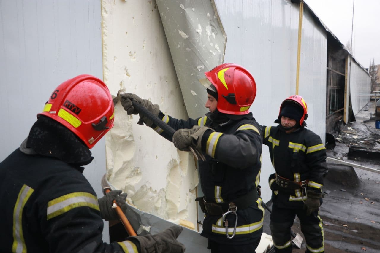 У Києві загорівся хлібозавод: евакуювали понад 50 людей