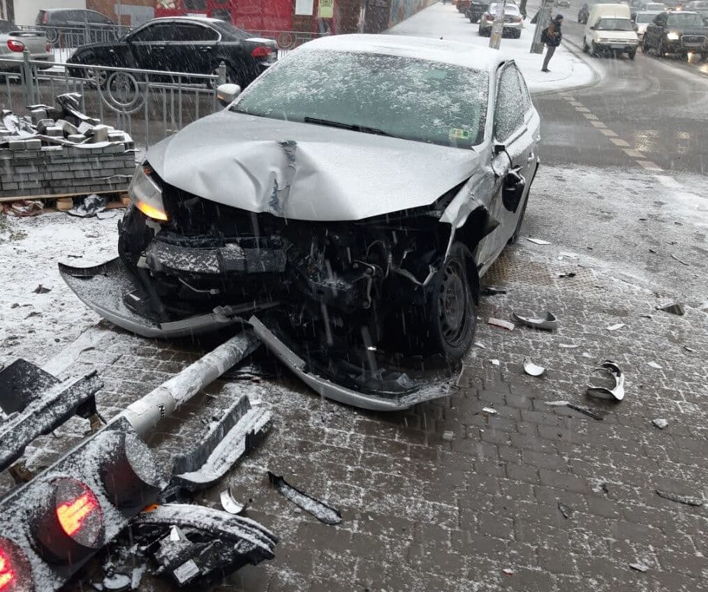 Розбиті автомобілі та ускладений рух: що відбувається на дорогах Києва