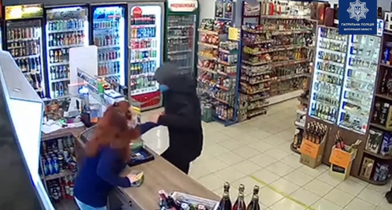 Озброєні підлітки грабували магазини у Запорізькій області - відео