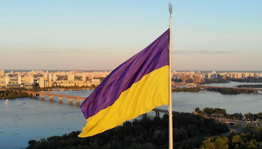 В Черкасской области парень сжег флаг Украины - фото