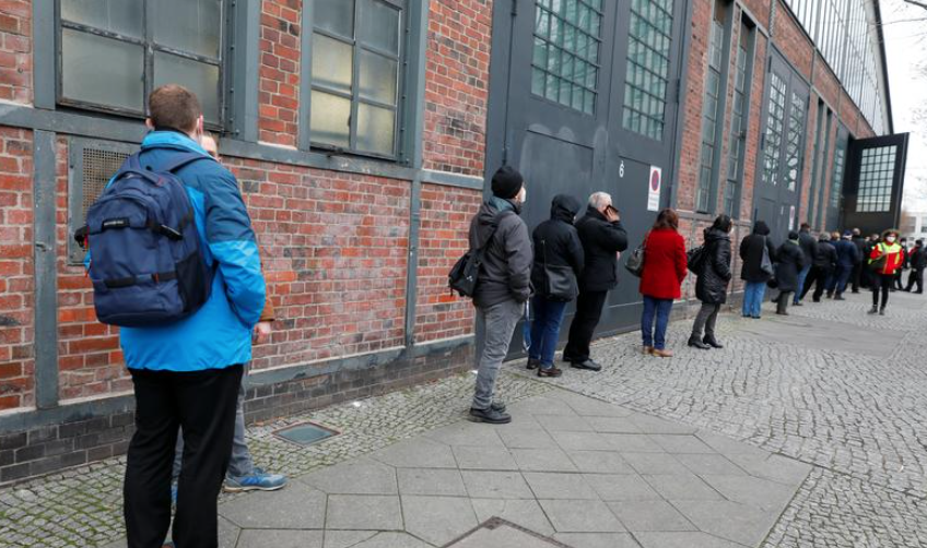 Ученые спрогнозировали снижение COVID-заболеваемости в период праздников