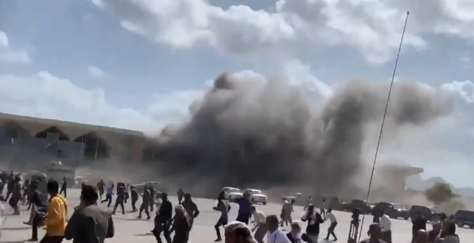 Террористы напали на аэропорт в Йемене: погибли минимум 25 человек