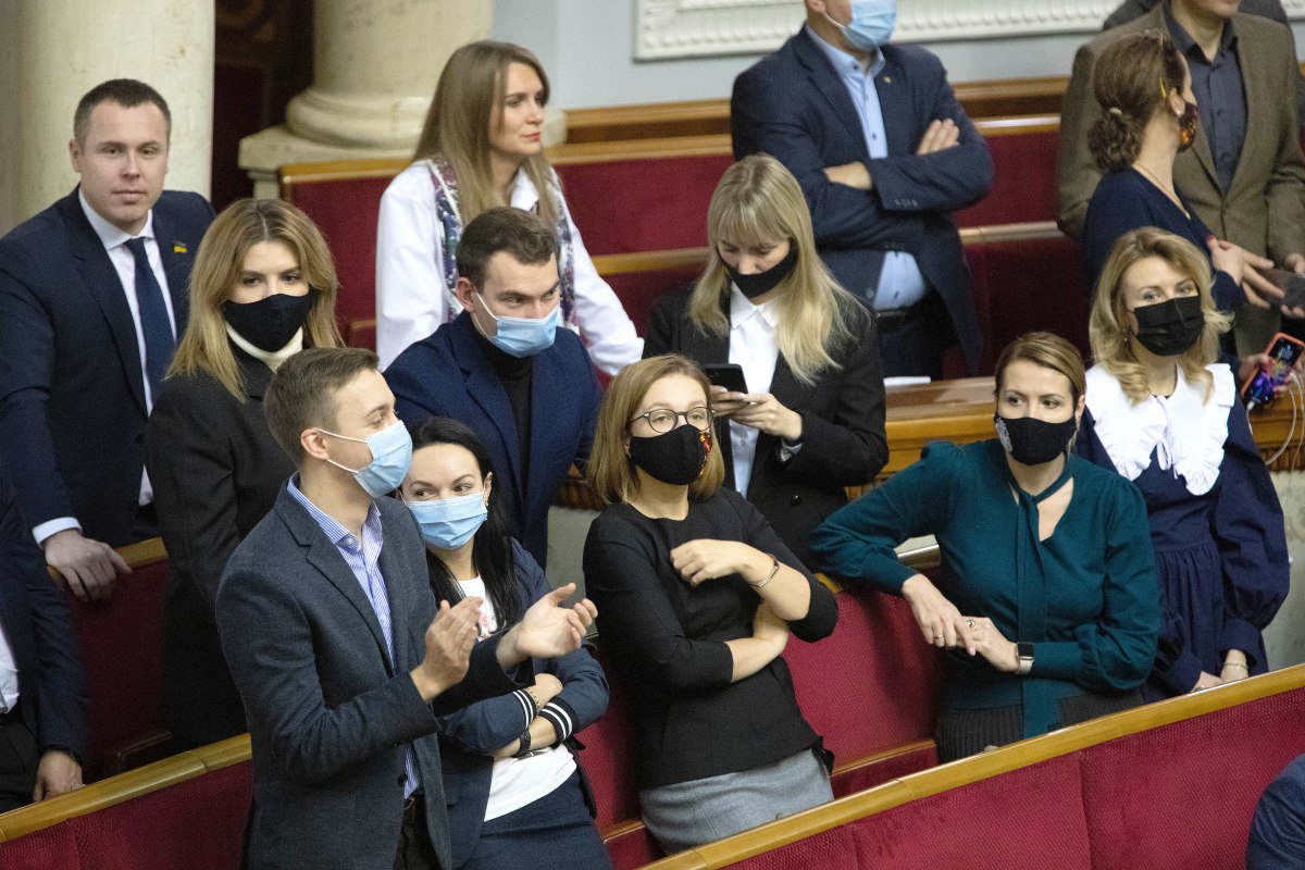 С сумкой Dior за 2500 долларов: как "слуги" в Раду одеваются - фото