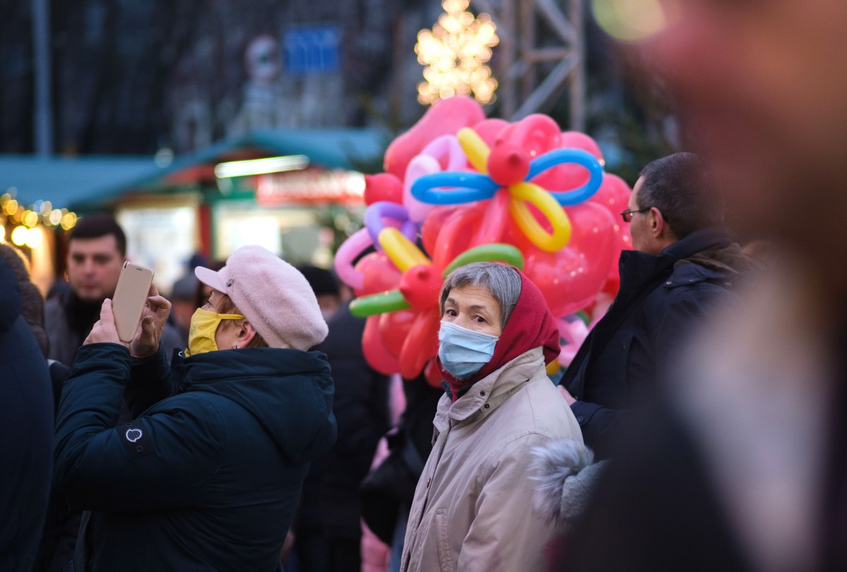 Українці почали рідше одягати захисні маски та дезінфікувати руки